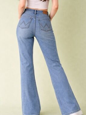 Wrangler Willow Women’s Ultimate Riding Blue High-Rise Flare Jeans Size 5x32